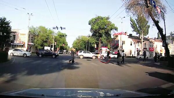 На видео попал наезд на мальчика в центре Бишкека — бежал на красный свет - Sputnik Кыргызстан