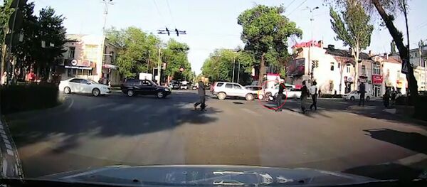 Бишкекте машинанын баланы уруп кеткен учуру видеого түшүп калган - Sputnik Кыргызстан