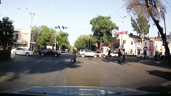 Бишкекте машинанын баланы уруп кеткен учуру видеого түшүп калган - Sputnik Кыргызстан