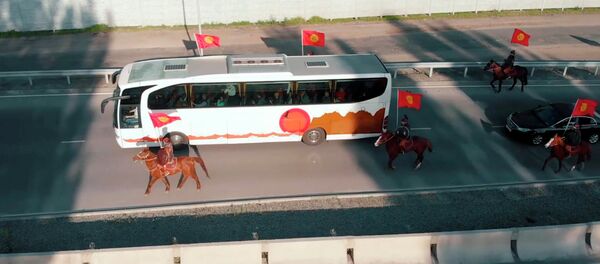 Туу көтөрүп автобусту коштогон жоокерлер. Алгачкы туристтерди тосуп алгандагы видео - Sputnik Кыргызстан