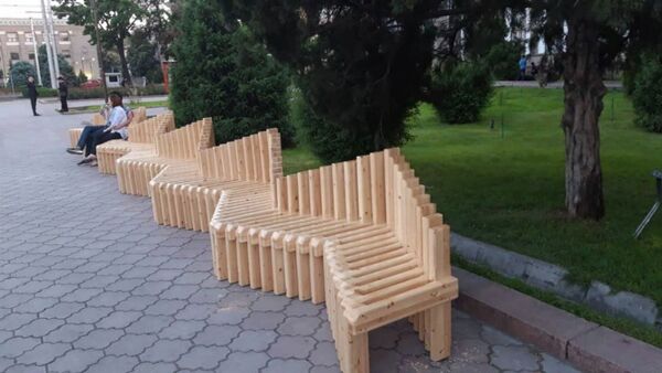 Новые скамейки установленные на Алее молодежи в Бишкеке - Sputnik Кыргызстан