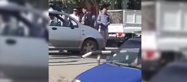 Автоинспектор ударил мужчину в Оше, но не признает это — видео - Sputnik Кыргызстан