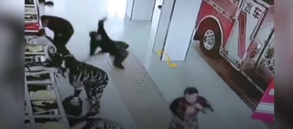 Как уборщик помешал пожарным быстро выехать на вызов — забавное видео - Sputnik Кыргызстан