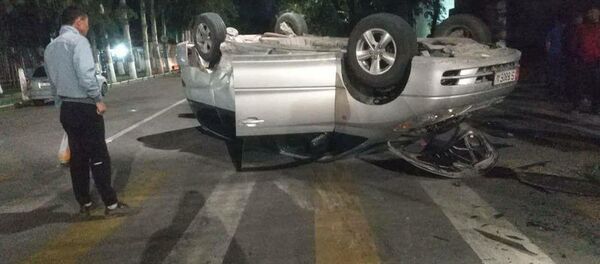 Борбор калаанын Тыныстанов жана Жумабек көчөлөрүнүн кесилишинде жол кырсыгы катталып, үч адам жаракат алды - Sputnik Кыргызстан