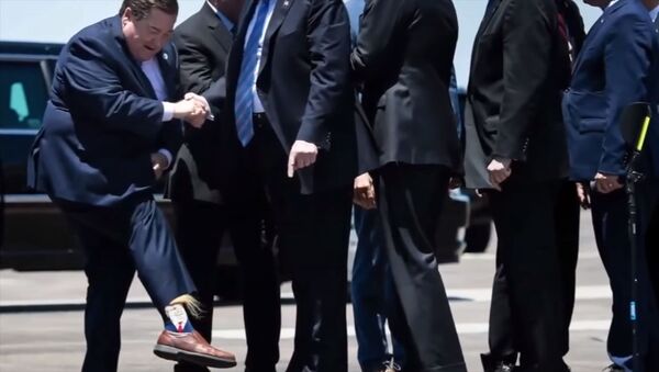 Вице-губернатор встретил Трампа в волосатых носках с его портретом. Видео - Sputnik Кыргызстан