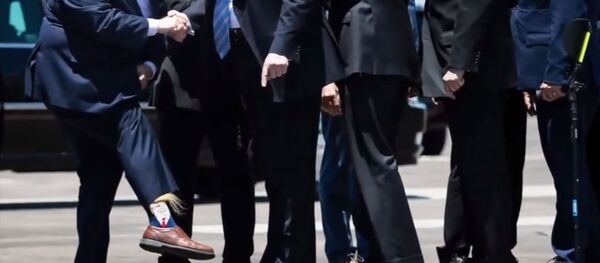 Вице-губернатор встретил Трампа в волосатых носках с его портретом. Видео Вице-губернатор встретил Трампа в волосатых носках с его портретом. Видео - Sputnik Кыргызстан