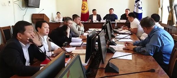 Хочешь разборку? — перепалка депутатов БГК Салымбекова и Музуралиева. Видео - Sputnik Кыргызстан