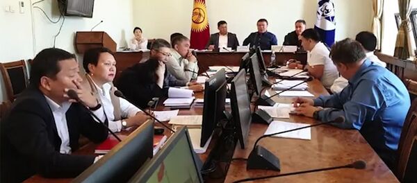 Хочешь разборку? Депутаттар Салымбеков менен Музуралиевдин айтышкан видеосу Хочешь разборку? Депутаттар Салымбеков менен Музуралиевдин айтышкан видеосу - Sputnik Кыргызстан