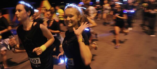 В Москве прошел светящийся ночной забег - Sputnik Кыргызстан