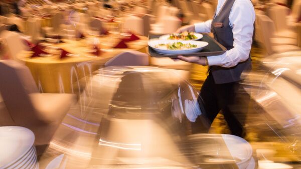 Официант разносит еду в ресторане. Архивное фото - Sputnik Кыргызстан