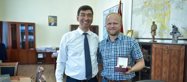 Бишкек шаарынын мэри Азиз Суракматов фотограф-фрилансер Михаил Дудиндин жасаган эмгегин баалап, энчилүү кол саатын белекке берди - Sputnik Кыргызстан