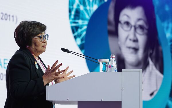 Экс-президент КР Роза Отунбаева, выступая на Астанинском экономическом форуме, рассказала о женщинах во власти - Sputnik Кыргызстан