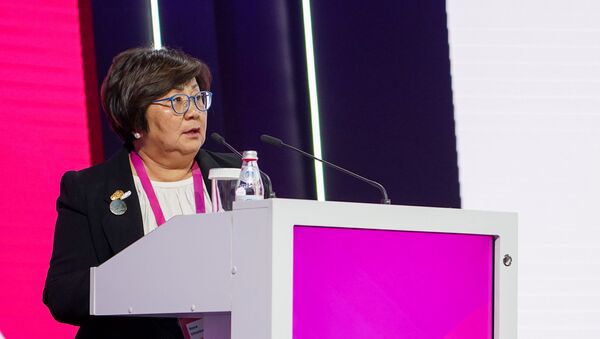 Экс-президент КР Роза Отунбаева во время выступления на Астанинском экономическом форуме - Sputnik Кыргызстан