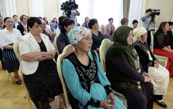 Орденом ранее были награждены 1 135 женщин и медалями Эне данкы — 470. - Sputnik Кыргызстан