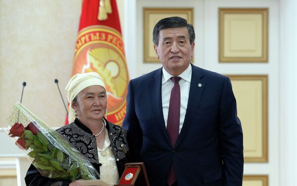 На встрече были 15 матерей, из которых 9 вручили орден Баатыр эне. - Sputnik Кыргызстан