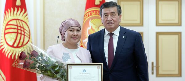 Церемония награждения многодетных матерей президентом Сооронбаем Жээнбековым - Sputnik Кыргызстан