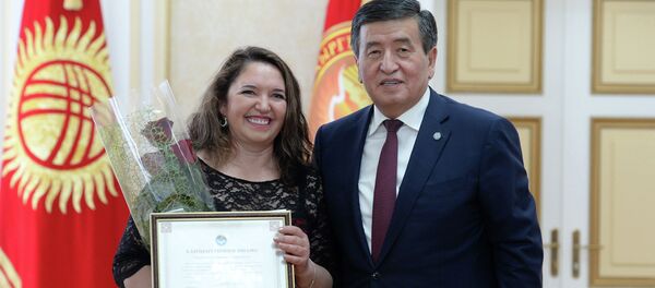 Церемония награждения многодетных матерей президентом Сооронбаем Жээнбековым - Sputnik Кыргызстан
