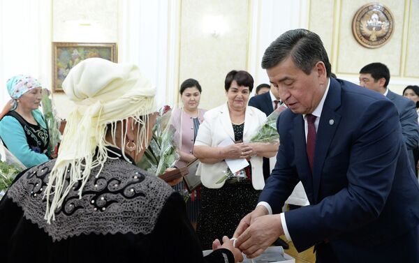 Он подчеркнул, что предки издревле глубоко уважали и ценили матерей, называя их хранительницами очага, дарящими жизнь. - Sputnik Кыргызстан
