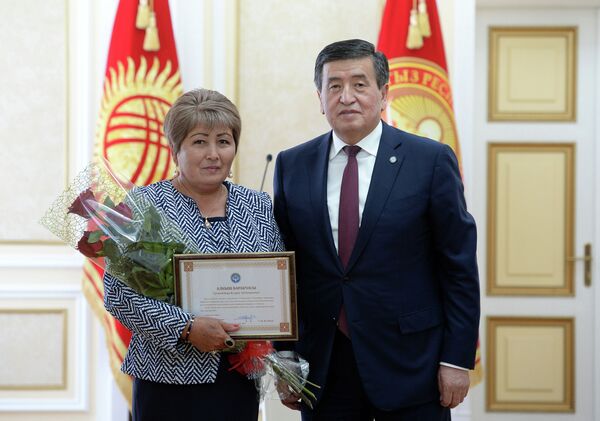 Церемония награждения многодетных матерей президентом Сооронбаем Жээнбековым - Sputnik Кыргызстан