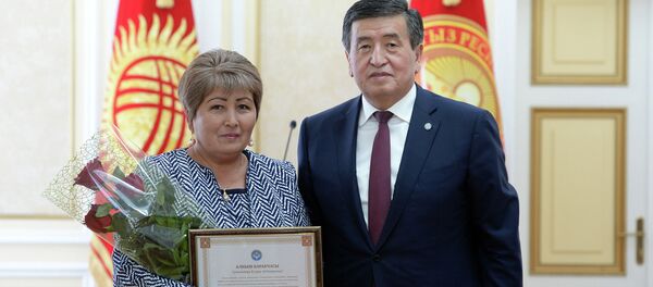 Церемония награждения многодетных матерей президентом Сооронбаем Жээнбековым - Sputnik Кыргызстан