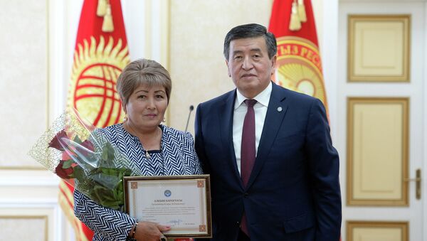 Церемония награждения многодетных матерей президентом Сооронбаем Жээнбековым - Sputnik Кыргызстан