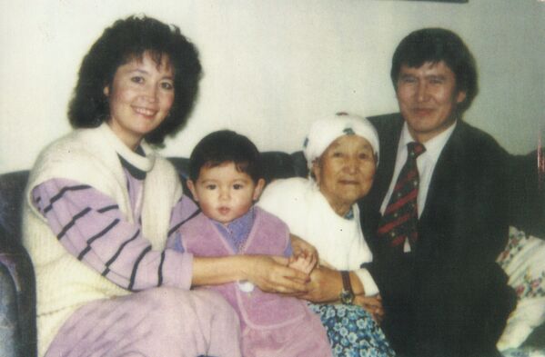 Экс-президент КР Алмазбек Атамбаев с супругой и матерью - Sputnik Кыргызстан