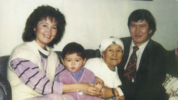Экс-президент КР Алмазбек Атамбаев с супругой и матерью - Sputnik Кыргызстан