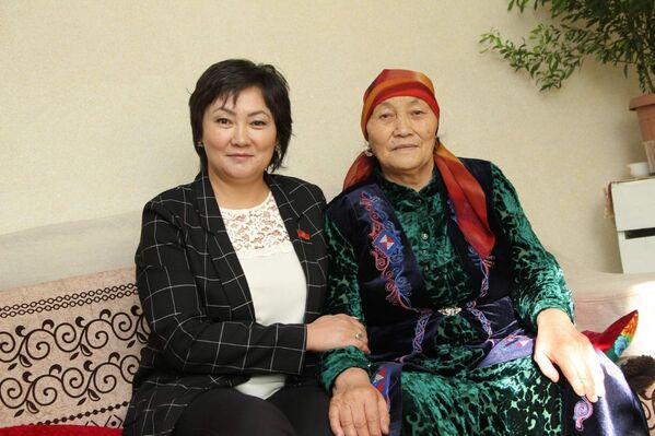 Депутат ЖК Жылдыз Мусабекова с матерью - Sputnik Кыргызстан