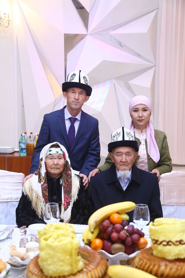 Депутат ЖК Абдывахап Нурбаев  с родителями и супругой - Sputnik Кыргызстан