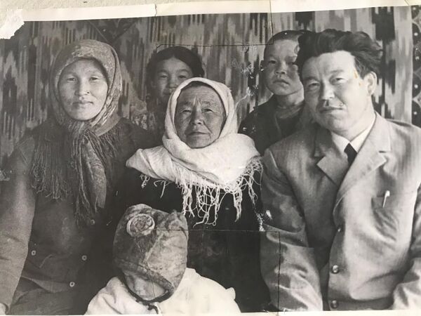 Депутат ЖК Алмамбет Шыкмаматов с детстве с родителями - Sputnik Кыргызстан