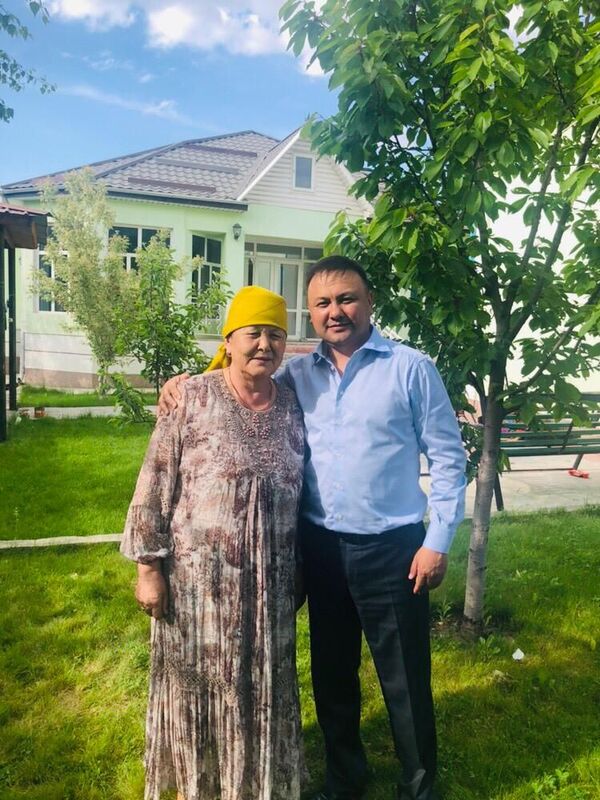 Депутат ЖК Таабалды Тиллаев с матерью - Sputnik Кыргызстан