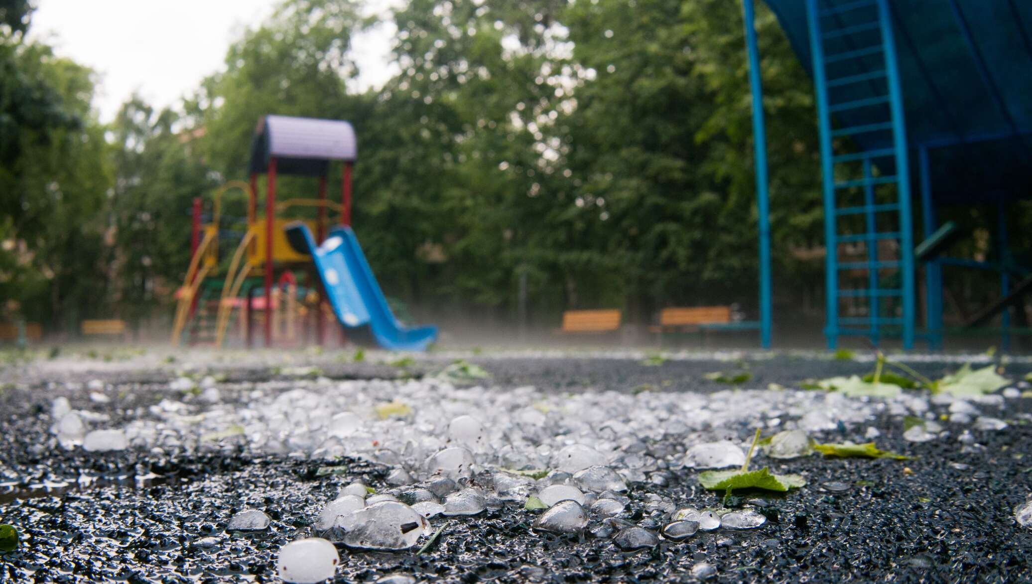 Сильный дождь с градом. Дождь с градом. Град (осадки). Град летом. Гроза с градом.