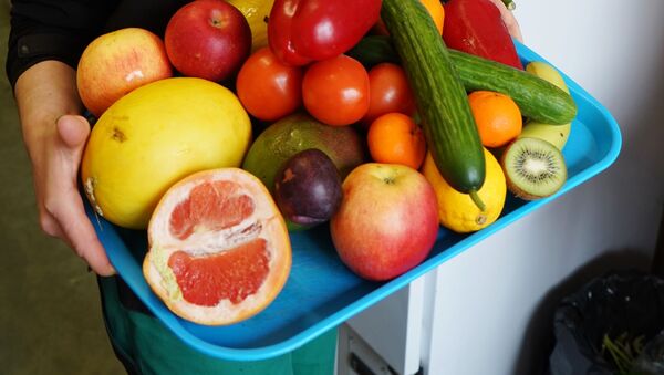 Поднос с фруктами и овощами. Архивное фото - Sputnik Кыргызстан