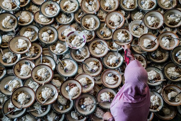 Свешенный месяц Рамадан в Индонезии - Sputnik Кыргызстан