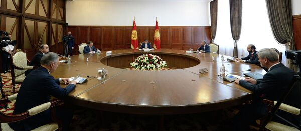 Встреча президента КР Сооронбая Жээнбекова с участниками выездного заседания Совета Парламентской Ассамблеи ОДКБ - Sputnik Кыргызстан