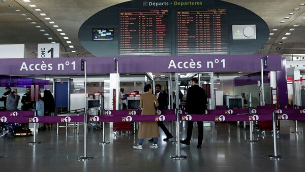 Пассажиры в аэропорту имени Шарля де Голля в Париже. Архивное фото - Sputnik Кыргызстан