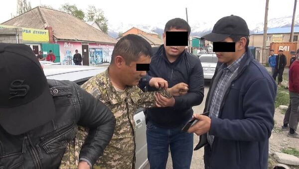 Задержание начальника 2 отдела Ат-Башинского районного военного комиссариата со взяткой - Sputnik Кыргызстан