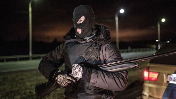 Мужчина в маске и с ружьем. Иллюстративное фото - Sputnik Кыргызстан