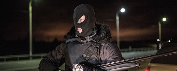 Вооруженный мужчина в маске. Архивное фото - Sputnik Кыргызстан