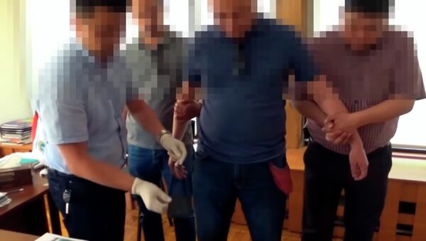 Как в Бишкеке задерживали сотрудника ГКНБ — видео Генпрокуратуры - Sputnik Кыргызстан