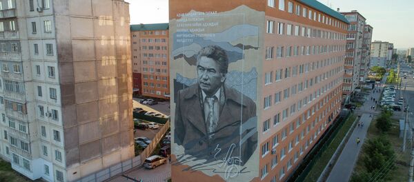 Граффити с изображением Чингиза Айтматова появилось на стене дома в микрорайоне Джал-23 - Sputnik Кыргызстан