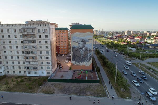 Фотофакт: гигантский портрет Айтматова на стене многоэтажки в Бишкеке - Sputnik Кыргызстан