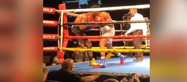 Боксеры одновременно отправили друг друга в нокдаун — видео из США - Sputnik Кыргызстан