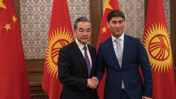 Министр иностранных дел КНР Ван И во время встречи с лавой МИД КР Чингизом Айдарбековым в рамках официального визита в Кыргызстан - Sputnik Кыргызстан