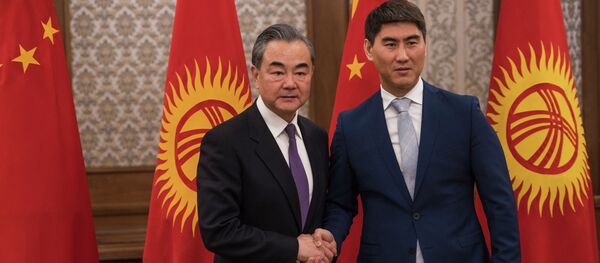 Министр иностранных дел КНР Ван И во время встречи с лавой МИД КР Чингизом Айдарбековым в рамках официального визита в Кыргызстан Министр иностранных дел КНР Ван И во время встречи с лавой МИД КР Чингизом Айдарбековым в рамках официального визита в Кыргызстан - Sputnik Кыргызстан