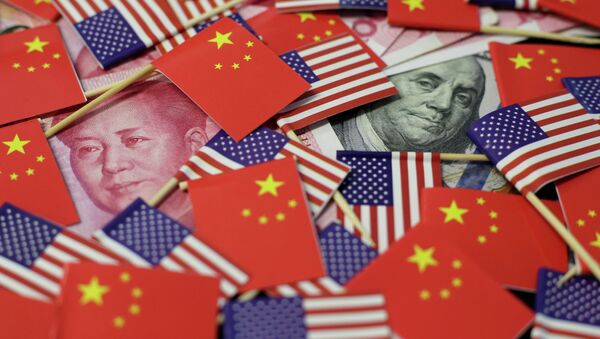 Долларовая банкнота США с Бенджамина Франклина и китайская банкнота с изображением покойного китайского председателя Мао Цзэдуна. Архивное фото - Sputnik Кыргызстан