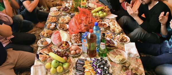 Мусульмане за столом на праздновании окончания священного месяца. Архивное фото Мусульмане за столом на праздновании окончания священного месяца. Архивное фото - Sputnik Кыргызстан