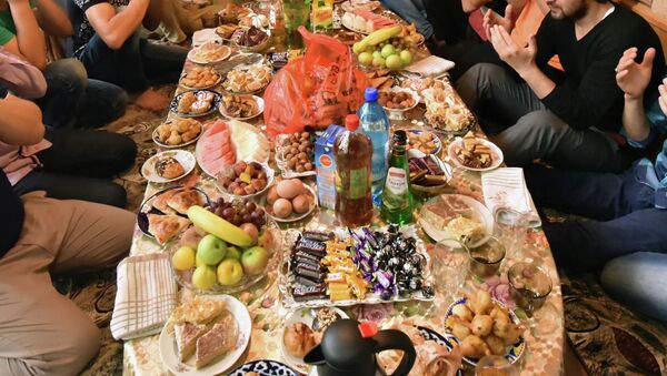 Мусульмане за столом на праздновании окончания священного месяца. Архивное фото - Sputnik Кыргызстан