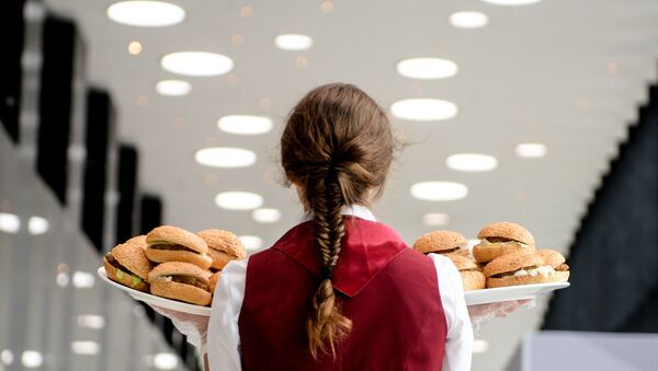 Официантка разносит гамбургеры. Архивное фото - Sputnik Кыргызстан