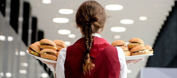 Официантка разносит гамбургеры. Архивное фото - Sputnik Кыргызстан